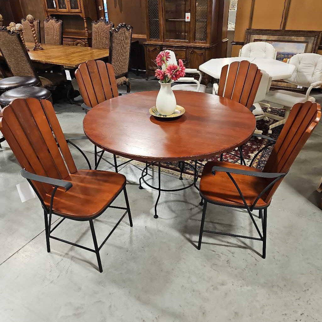 Round Dining Table w/4 Slatted Chairs