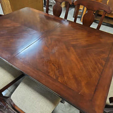 Load image into Gallery viewer, Dining Table w/1 Leaf &amp; 6 Chairs