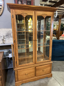 Oak Display Cabinet 2 Door/2Drawer w/Light