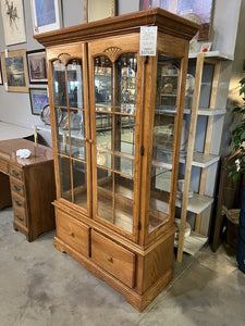 Oak Display Cabinet 2 Door/2Drawer w/Light