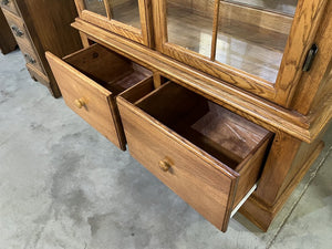 Oak Display Cabinet 2 Door/2Drawer w/Light