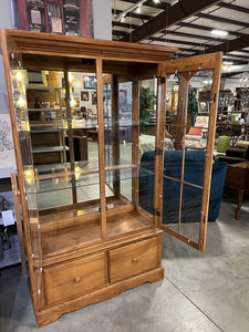 Oak Display Cabinet 2 Door/2Drawer w/Light