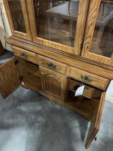 Load image into Gallery viewer, Broyhill 2 Piece China Hutch