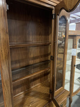 Load image into Gallery viewer, Broyhill 2 Piece China Hutch