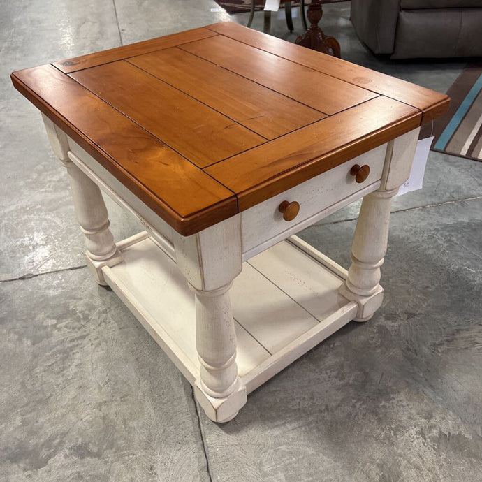 Broyhill Farmhouse Style End Table 1 Drawer