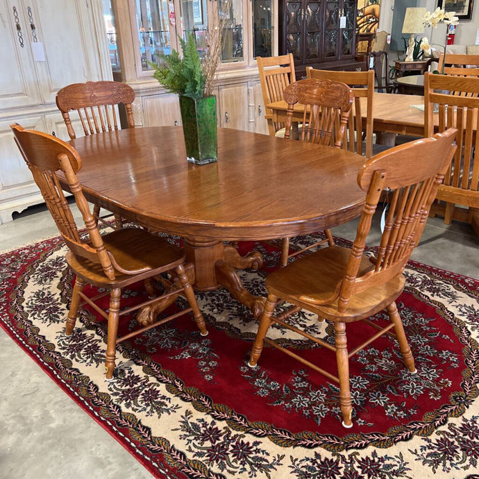 Oak Round Pedestal Table w/1 leaf & 4 Chairs