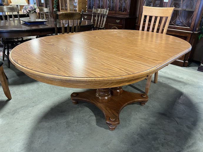 Round Dining Table w/2 Leaves