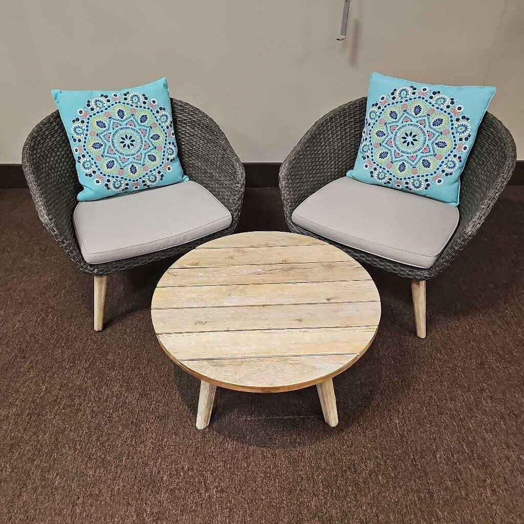 Broyhill 3 PC Patio Set w/Cushions & Pillows