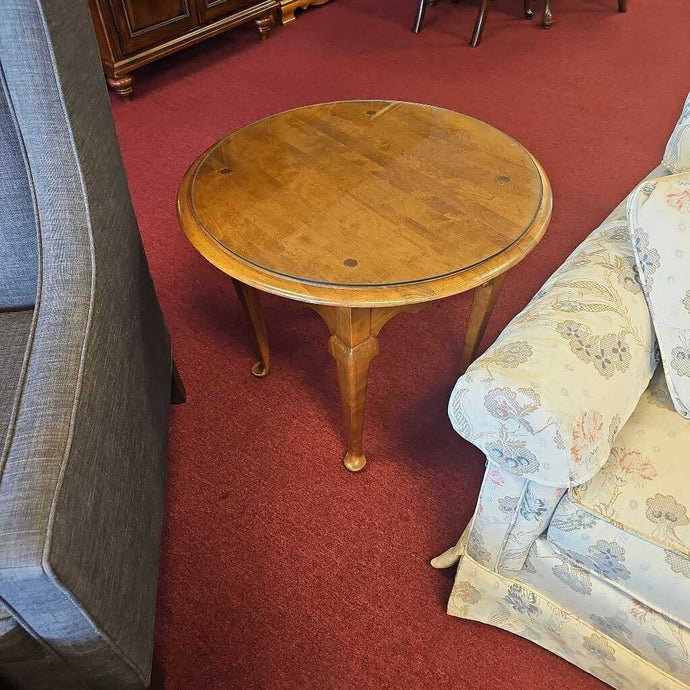 Ethan Allen, Queen Ann End Table w/Glass Top