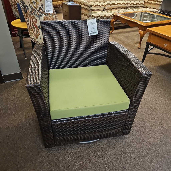 Indoor/Outdoor Swivel Patio Chair