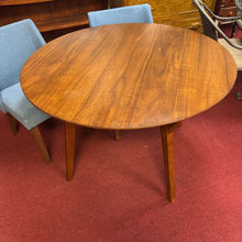 Load image into Gallery viewer, Round Wood Dinning Table