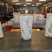 Load image into Gallery viewer, Case Glass Vase Tan Swirl