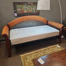 Load image into Gallery viewer, Day Bed w/5 Pillows