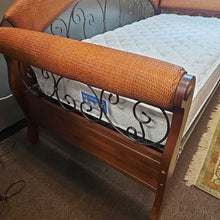 Load image into Gallery viewer, Day Bed w/5 Pillows