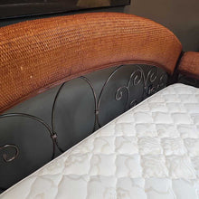 Load image into Gallery viewer, Day Bed w/5 Pillows