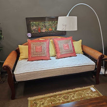 Load image into Gallery viewer, Day Bed w/5 Pillows