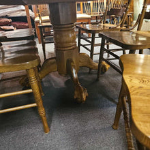 Load image into Gallery viewer, Round Oak Table w/1 Leaf &amp; 6 Chairs