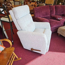 Load image into Gallery viewer, La-Z-Boy Recliner