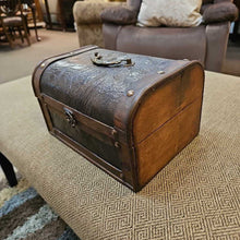 Load image into Gallery viewer, Small Wood Chest