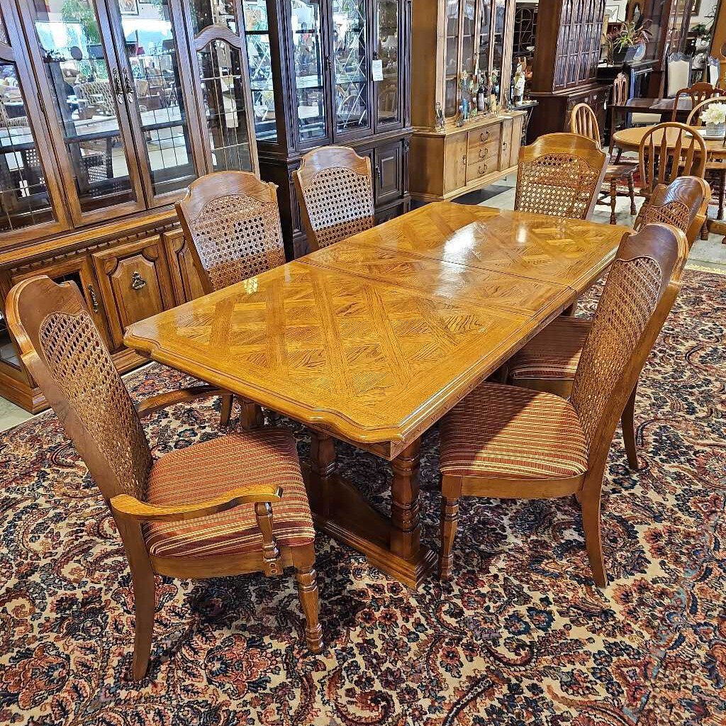 Dining Table w/2 Leaves and 6 Dining Chairs