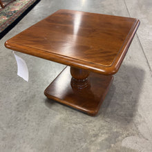 Load image into Gallery viewer, Ethan Allen Nutmeg Maple End Table